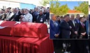 şehidin tabutun başındaki kişiler