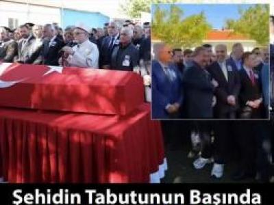 şehidin tabutun başındaki kişiler