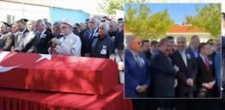 şehidin tabutun başındaki kişiler