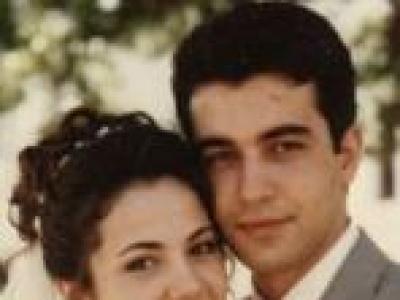 31 yıllık evliliğin ardından, kocamın eski cüzdanında üzerinde bir depo numarası yazılı bir anahtar buldum — ve ona hiçbir şey söylemeden oraya gittim.