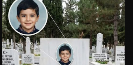 Ormanda bir mezar taşına rastladım ve