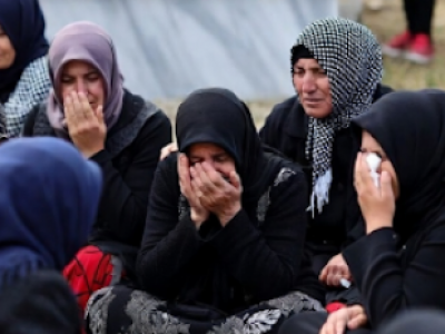 Büyükannemin cenazesinde, annemin sessizce küçük bir paketi tabuta yerleştirdiğini gördüm. Daha sonra, gizlice paketi aldım ve içinde bulduklarım beni şaşkına çevirdi.