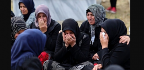 Büyükannemin cenazesinde, annemin sessizce küçük bir paketi tabuta yerleştirdiğini gördüm. Daha sonra, gizlice paketi aldım ve içinde bulduklarım beni şaşkına çevirdi.