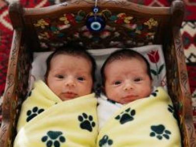 genç baba ve ikizler