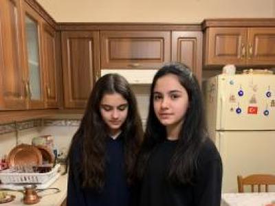 Bizimle yemek yiyecek