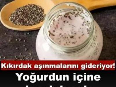 Yoğurdun içine kaşık kaşık ekleyin