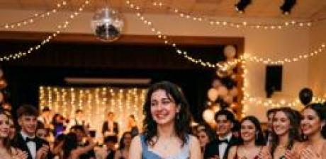 Babasının eski gömleklerinden