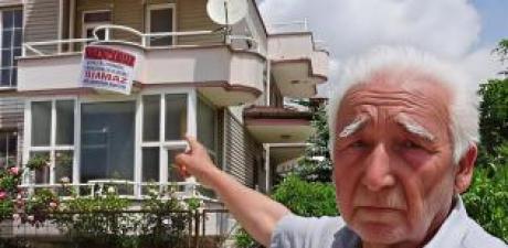 Balkonuna asılan yazıyı görenler vazgeçiyor