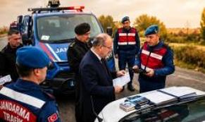 KOMUTAN CEZA YAZARKEN KİM OLDUĞUNU ÖĞRENİNCE B’AKIN NE YAPTI.