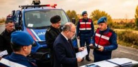 KOMUTAN CEZA YAZARKEN KİM OLDUĞUNU ÖĞRENİNCE B’AKIN NE YAPTI.
