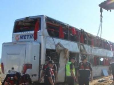 Çift katlı otobüs devrildi!