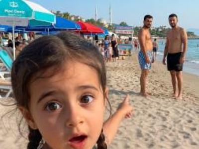 Kızım plaj elbisemi hafifçe çekiştirip kulağıma fısıldadı: “Anne