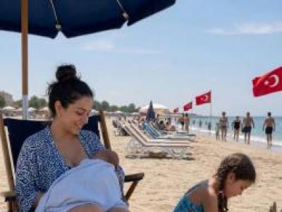 Bebeğimi Sahilde Emzirirken Bir Kadın Beni