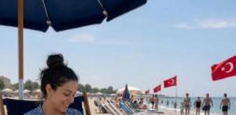 Bebeğimi Sahilde Emzirirken Bir Kadın Beni