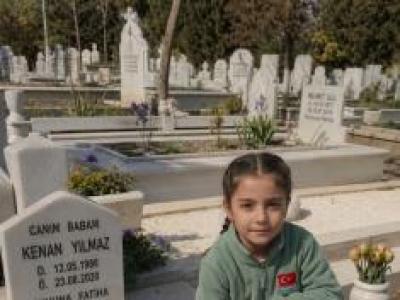 Her pazar, kızım rahmetli babasının mezarına