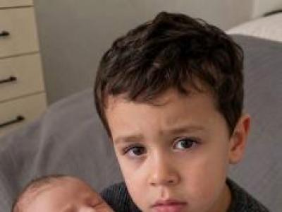 5 YAŞINDAKİ OĞLUM YENİ DOĞAN KARDEŞİNE BAKIP
