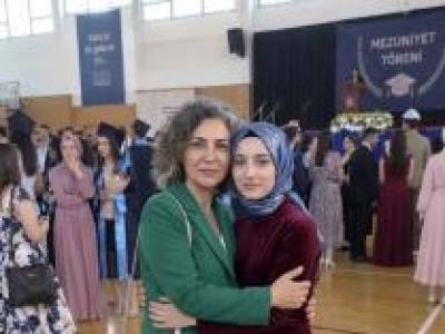 Okul aile birliği başkanı, kızımın başındaki örtünün