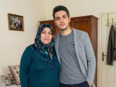 42 yaşında dul kaldım benden yaşça küçük köyün erkeğiyle.