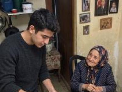 YOKSUL BİR ÜNİVERSİTE ÖĞRENCİSİ, YAŞLI BİR KADININ
