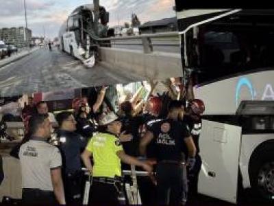 Yolcu otobüsü kaza yaptı