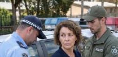 İKİ TRAFİK POLİSİ, GENÇ BİR KADINI HİÇBİR SEBEP