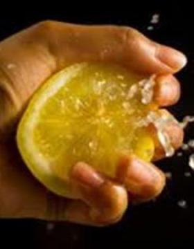 Limonu bileğinize damlatın! Bakın ne oluyor!