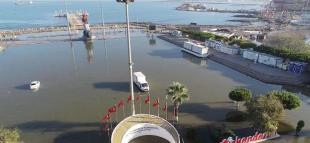İskenderun'da denizin taşması sonucu su basan ev ve iş yerlerinde temizlik sürüyor