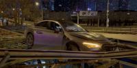 Üsküdar’da kaza yapan otomobil köprüde asılı kaldı
