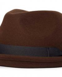 Fötr Şapkayla Gelen Klasik Zarafet